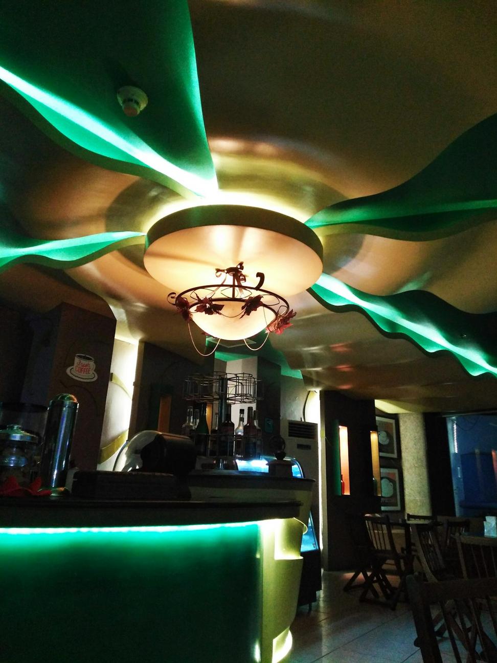 Restaurant & Bar